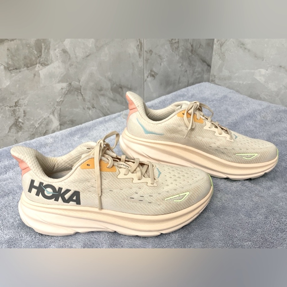 New without box Hoka Clifton 9 Peach/Vanilla size 9.5B
